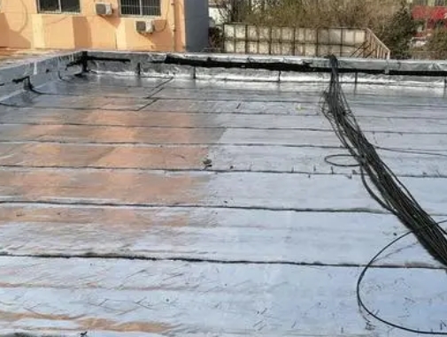 乌马河卫生间漏水维修公司分享下乌马河屋面楼顶防水刚性防水层施工要点。